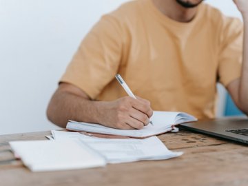 可變利益實體結構特征與跨境運作分析