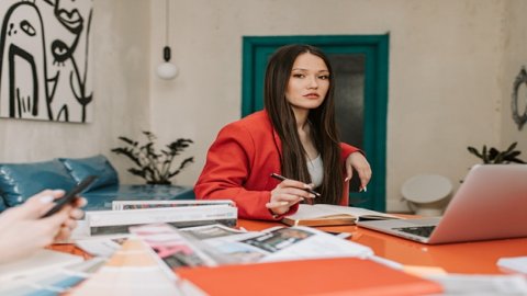 跨境電商零售物流企業(yè)承擔(dān)的主要通關(guān)責(zé)任包括：貨物檢驗(yàn)、報(bào)關(guān)手續(xù)、稅費(fèi)征收、物流配送等方面。