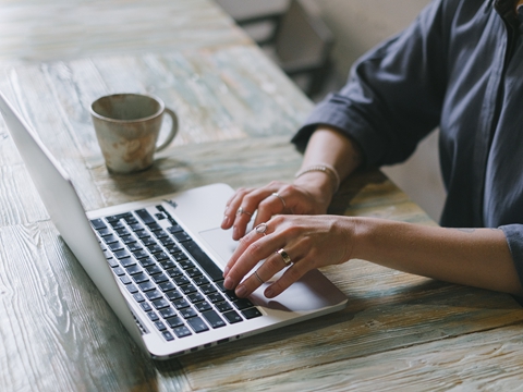 華美銀行1萬(wàn)美金多少利息？管理費(fèi)要多少？