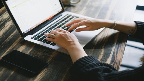 跨境電商行為考察主要包括：平臺(tái)選擇、產(chǎn)品選擇、物流方式、營(yíng)銷(xiāo)策略、客戶(hù)服務(wù)等方面。